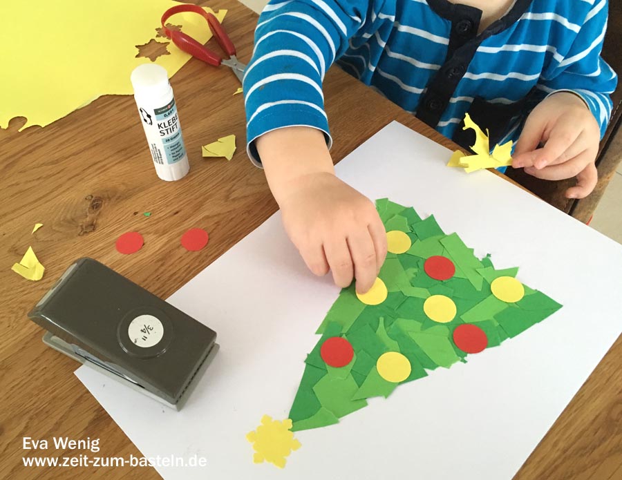 Erstes Basteln mit meinem zweijährigen Sohn, einfach nachzumachen - Weihnachtsbaum mit Kugeln - www.zeit-zum-basteln.de