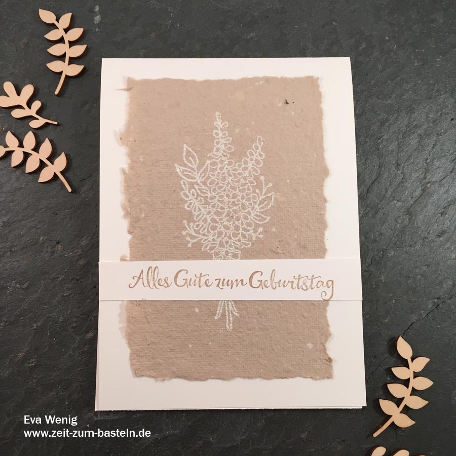 Karte mit handgschöpften Papier in Stampin Up Farben und dem Set Lots of Lavender - Die Anleitung findest Du hier! - www.zeit-zum-basteln.de