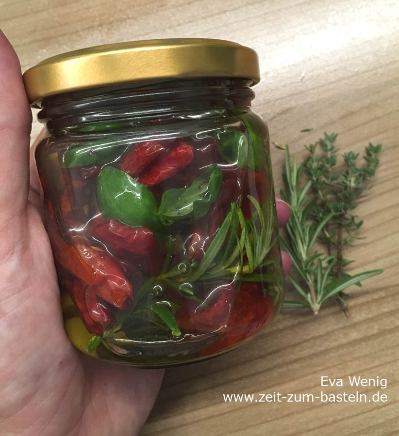Eingelegte getrocknete Tomaten in Öl, Knoblauch und Kräutern - www.zeit-zum-basteln.de