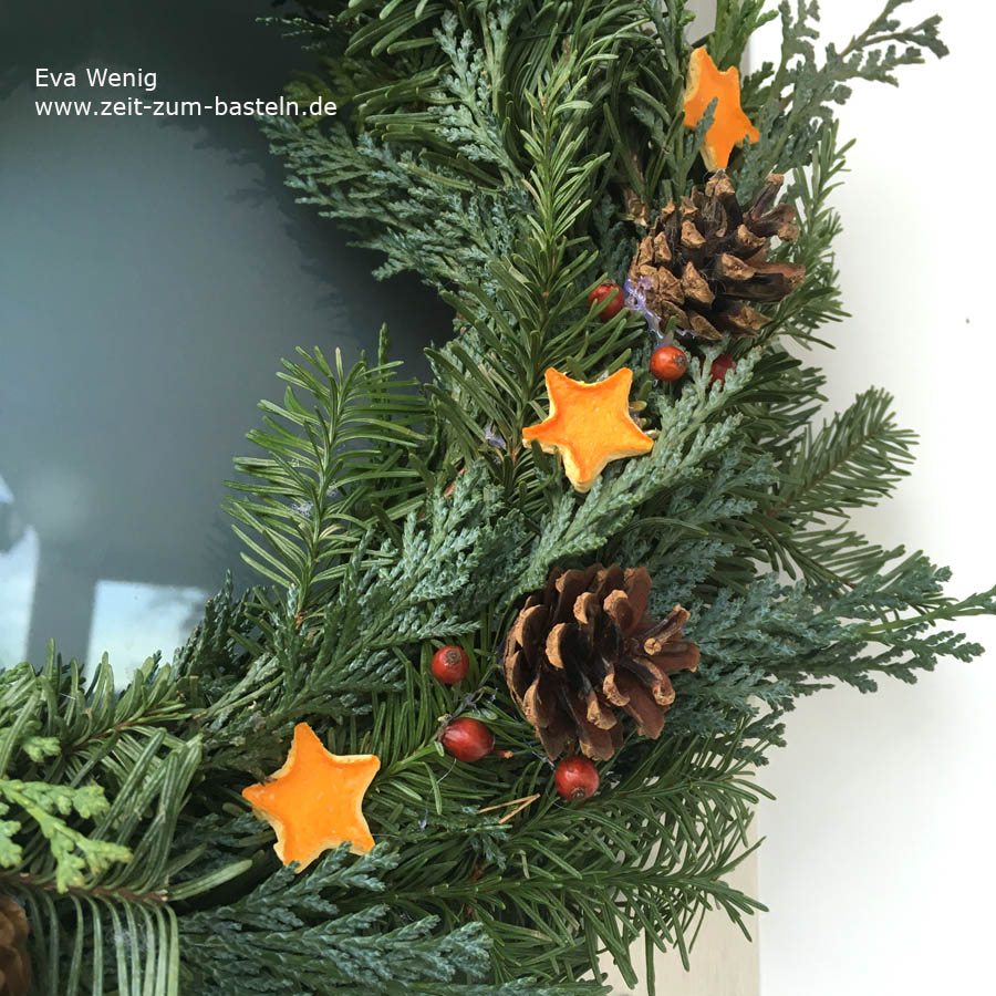 Mein Türkranz Nr. 2, diesmal mit gedörrten Orangenschalen-Sternen! - www.zeit-zum-basteln.de