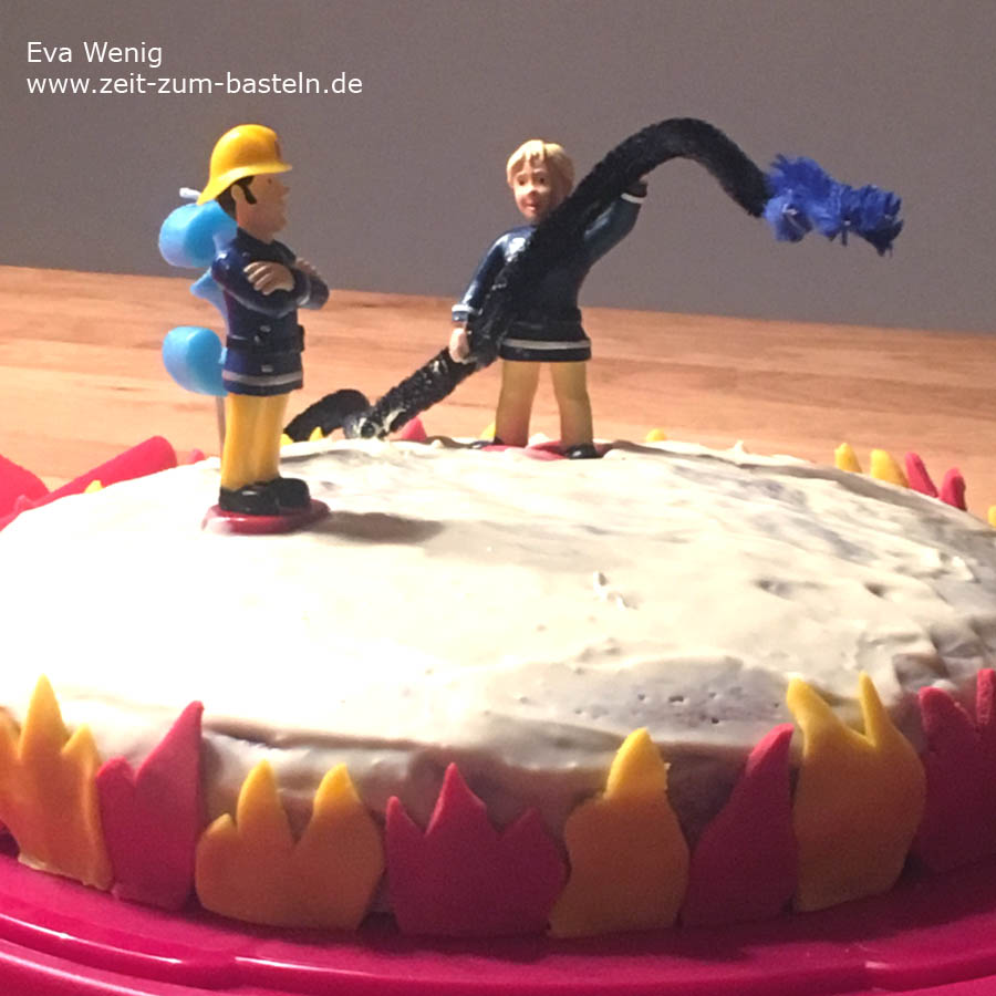 Mein kleiner Feuerwehrmann wird 3 und dazu gibt es eine passende Geburtstagsdeko - www.zeit-zum-basteln.de
